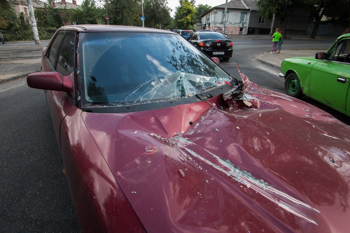 Один из автомобилей оказался на проезжей части Один из автомобилей оказался на проезжей части