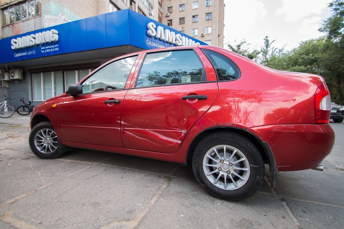 Lada получила серьезные повреждения задней левой двери и большие царапины Lada получила серьезные повреждения задней левой двери и большие царапины