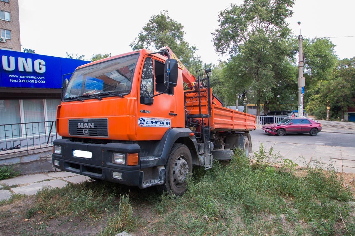 Манипулятор MAN скатился задом с газона и протаранил 2 авто на парковке Манипулятор MAN скатился задом с газона и протаранил 2 авто на парковке