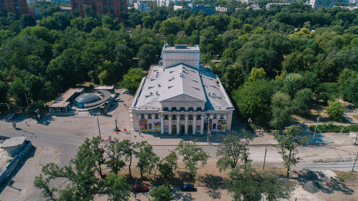 Театр красиво расположился прямо возле парка Театр красиво расположился прямо возле парка