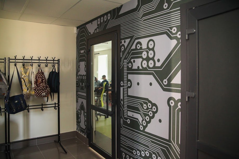 Открыли современную школу робототехники в Першотравенске – Валентин Резниченко 2