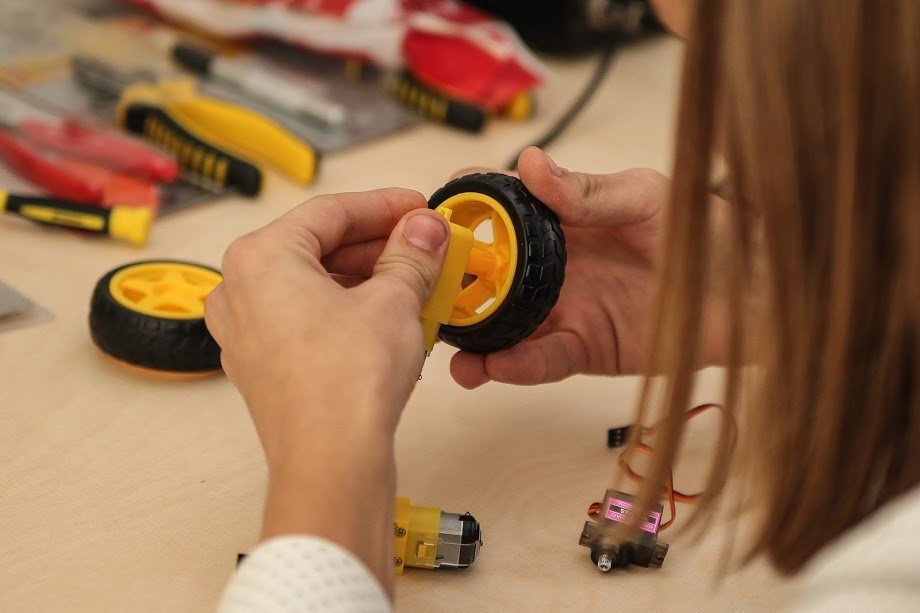 Открыли современную школу робототехники в Першотравенске – Валентин Резниченко 6