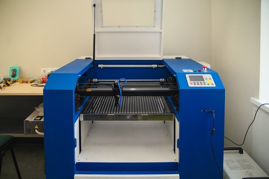 Открыли современную школу робототехники в Першотравенске – Валентин Резниченко 7