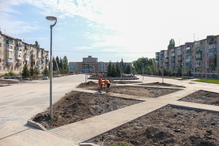 «Музыкальный» фонтан и японские сакуры: в Новомосковске завершают реконструкцию центральной площади города 6