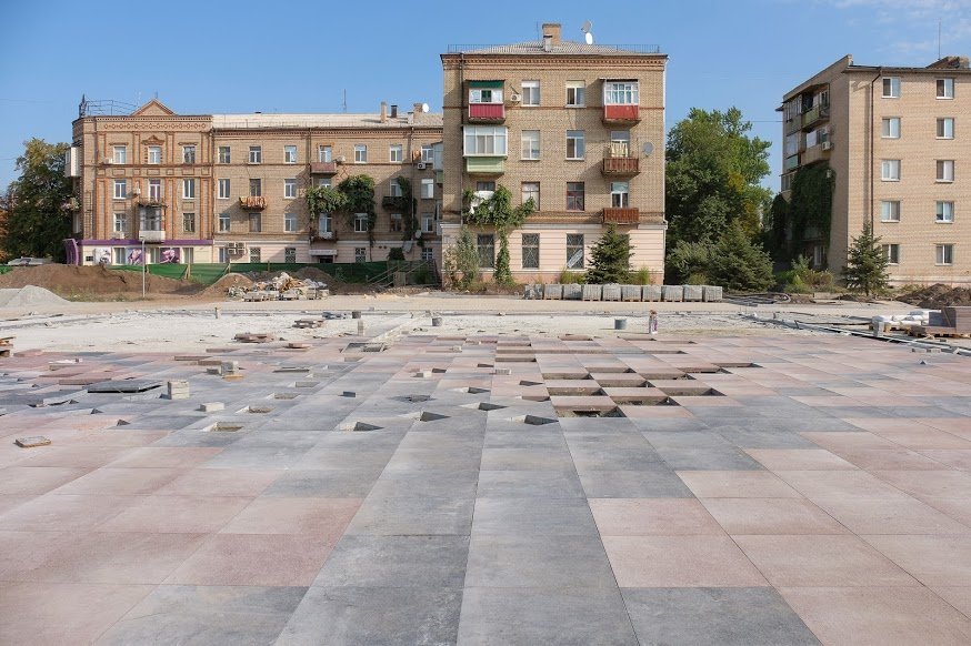 «Музыкальный» фонтан и японские сакуры: в Новомосковске завершают реконструкцию центральной площади города 10