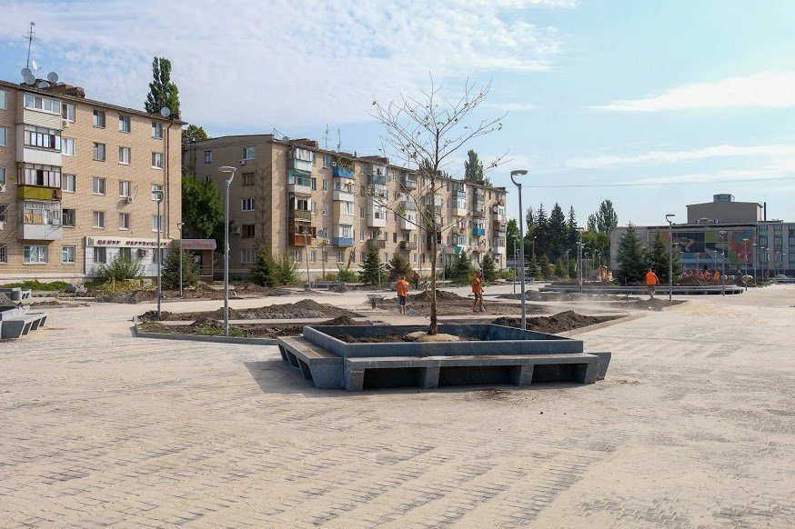 «Музыкальный» фонтан и японские сакуры: в Новомосковске завершают реконструкцию центральной площади города 11