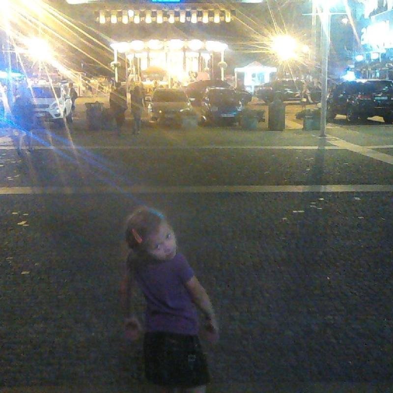 Она точно сестра мальчика выше