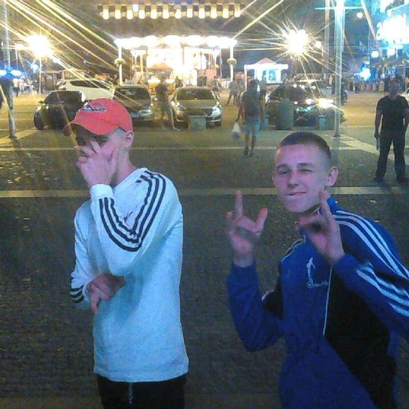 Во время селфи зачесался нос и локоть 