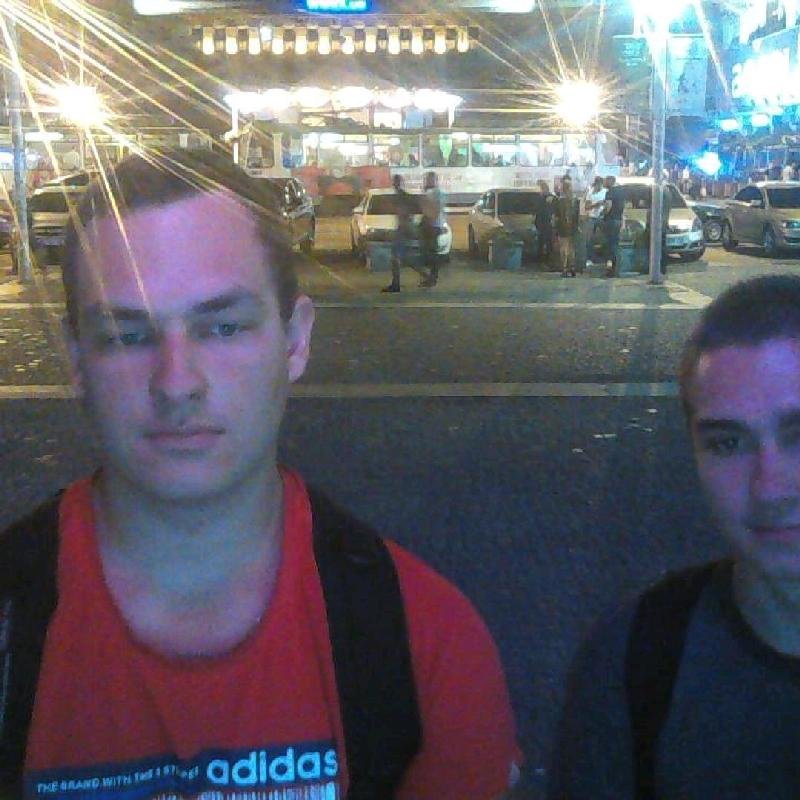 Слишком большой для второго в кадре