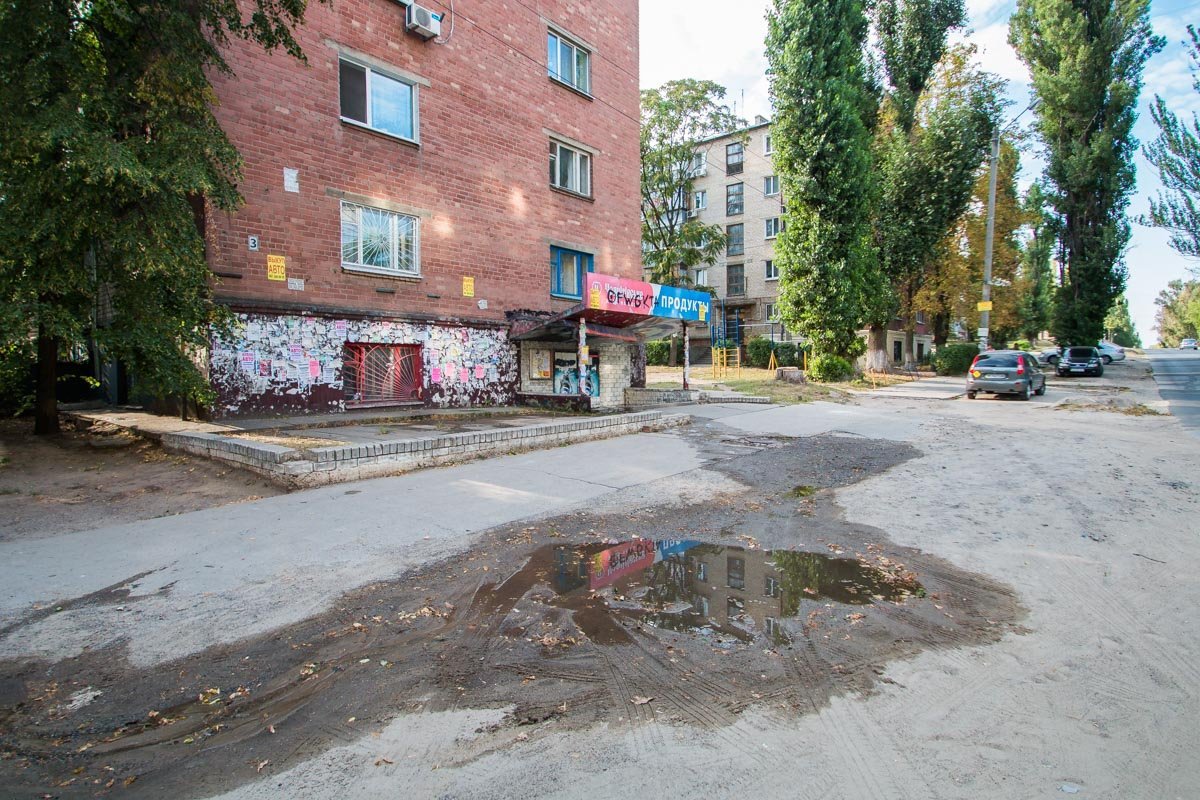 Подвальное помещение дома затоплено, запах фекальных масс слышно в квартале от дома Подвальное помещение дома затоплено, запах фекальных масс слышно в квартале от дома
