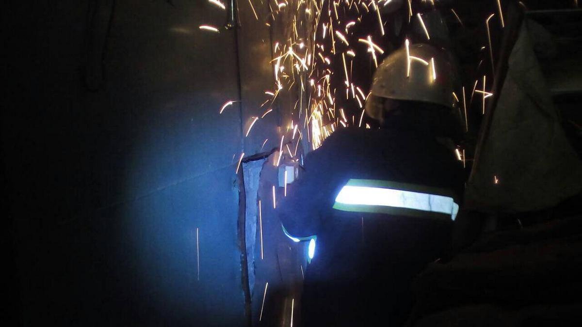 Пес застрял между гаражей и не мог самостоятельно выбраться