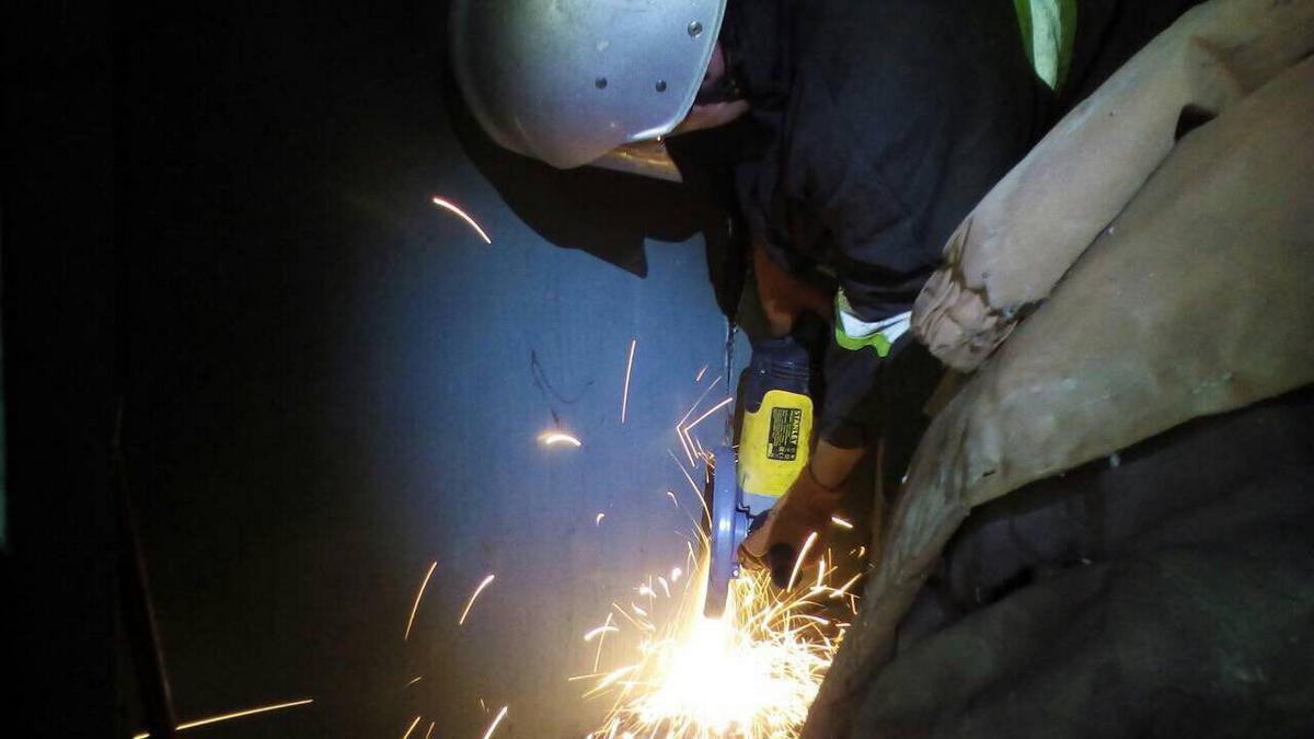 С помощью шлифмашины спасатели распилили стенку гаража