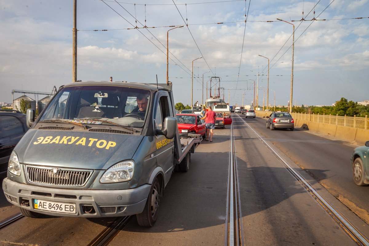 Оба автомобиля заберут эвакуаторы