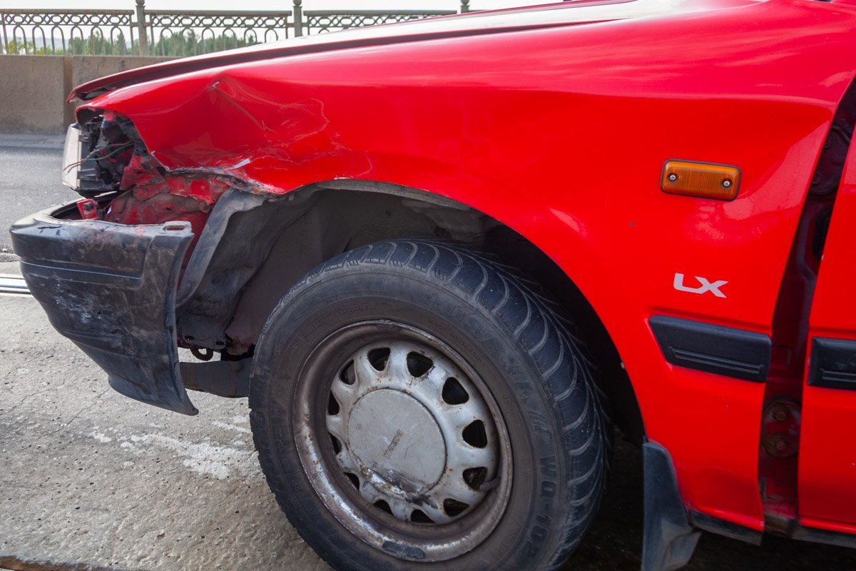 У Mazda разбита левая передняя фара