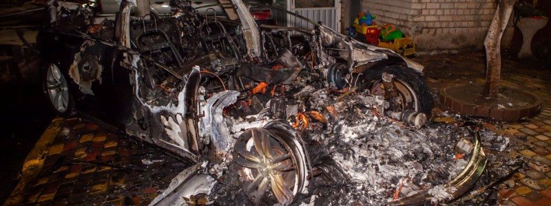 В центре Днепра сгорели автомобили Tesla и Lexus