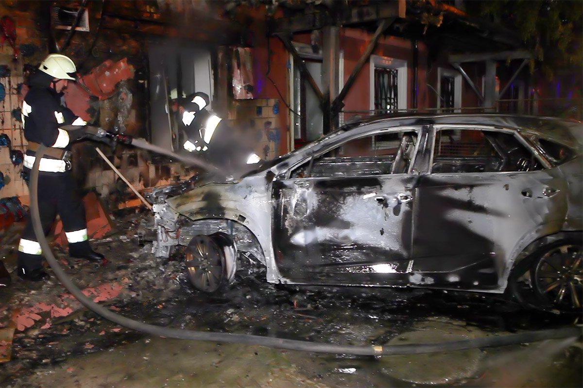 Загорелись два автомобиля, которые были припаркованы во дворе дома на улице Литейной