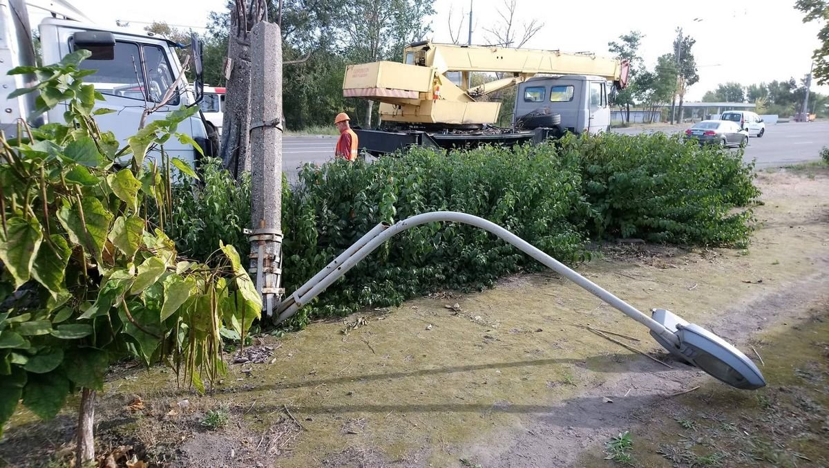 От удара с электроопоры упал фонарный столб От удара с электроопоры упал фонарный столб