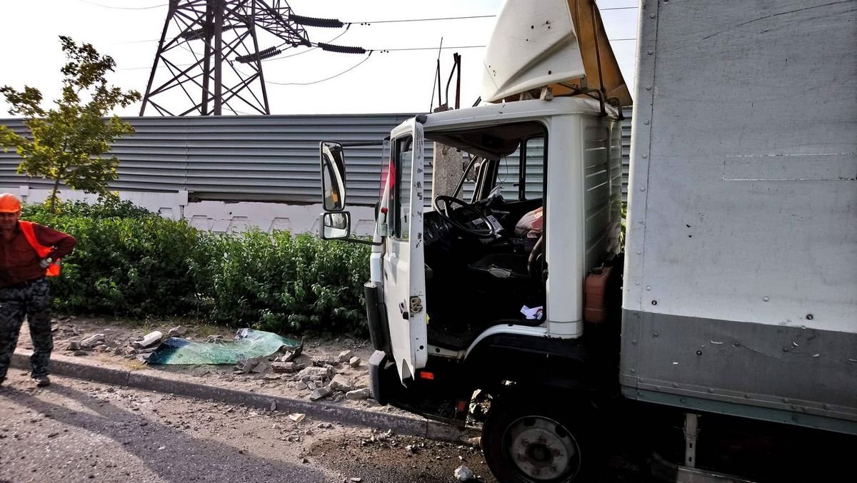 Водителя грузовика на месте аварии мы не застали Водителя грузовика на месте аварии мы не застали
