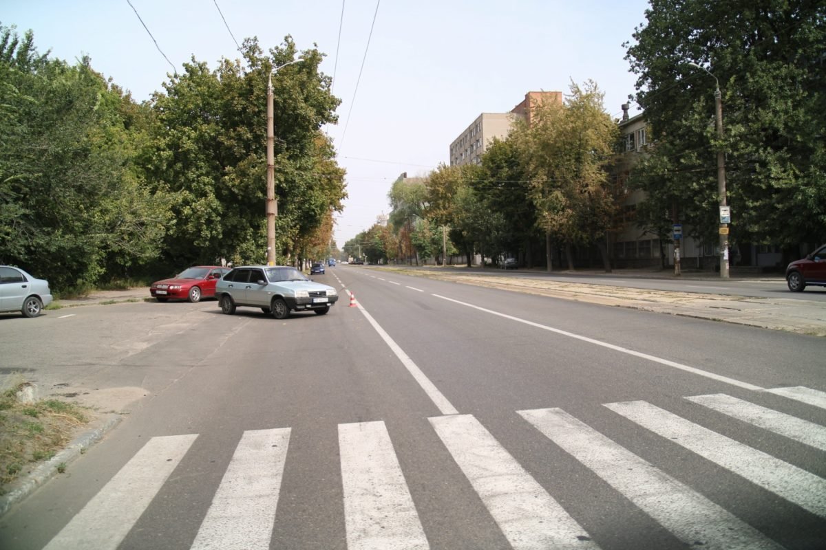 ВАЗ сбил женщину, которая вышла из трамвая и переходила дорогу