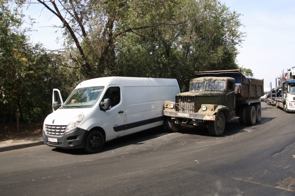 На улице Щепкина на съезде с виадука притерли КрАЗ и Renault