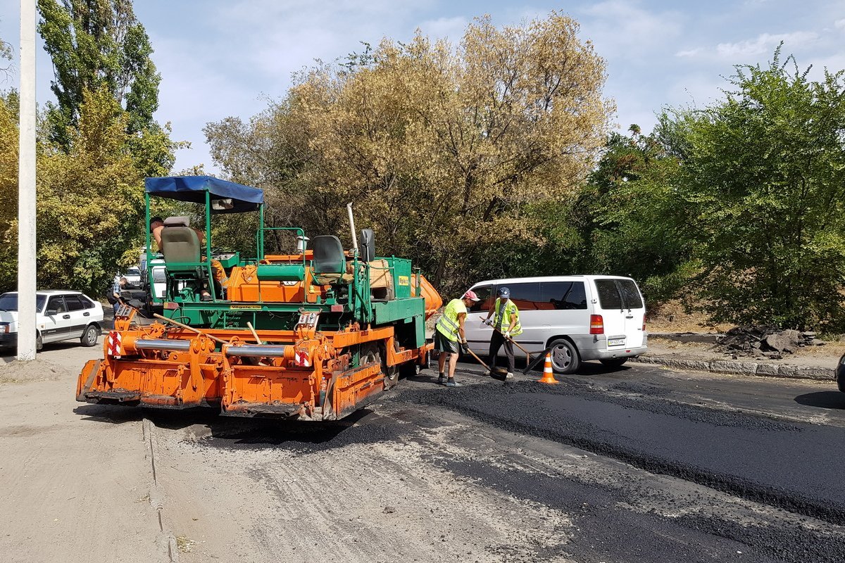 Буквально в ста метрах от аварии ведутся ремонтные работы