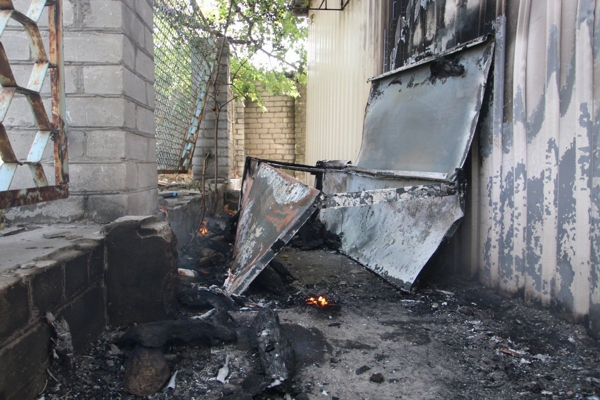 Пожар начался сзади киоска Пожар начался сзади киоска