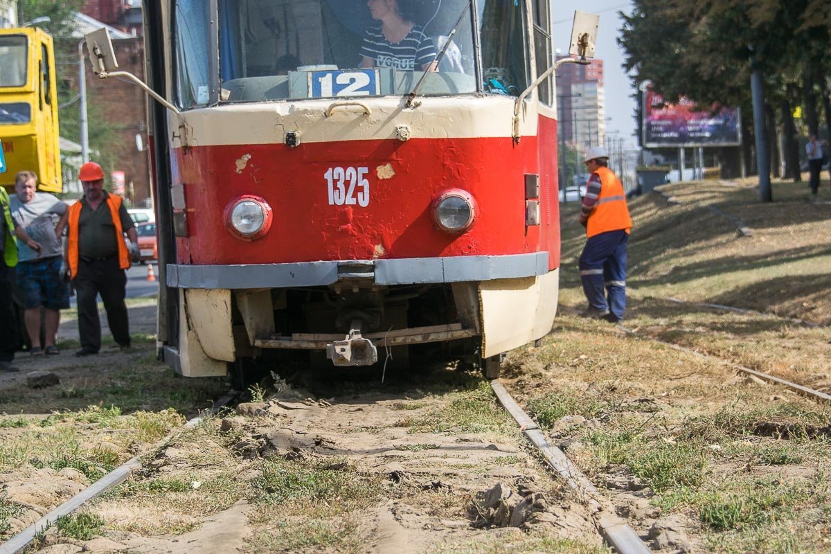 Для того, чтобы поставить вагон на рельсы, пришлось временно остановить движение в обоих направлениях