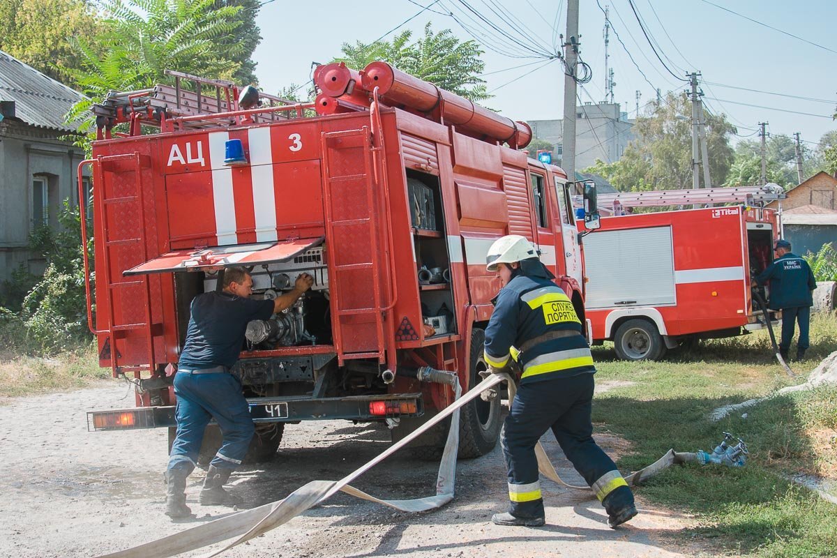 Спасателям приходилось возить воду с ближайшего гидранта в соседнем квартале Спасателям приходилось возить воду с ближайшего гидранта в соседнем квартале