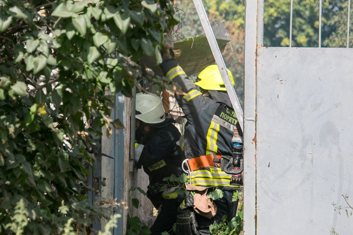 Спасатели сразу же выяснили, что очаг возгорания находится на крыше Спасатели сразу же выяснили, что очаг возгорания находится на крыше
