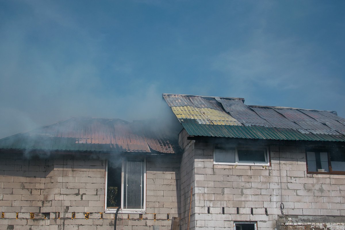 Дым клубами валил из-под крыши Дым клубами валил из-под крыши