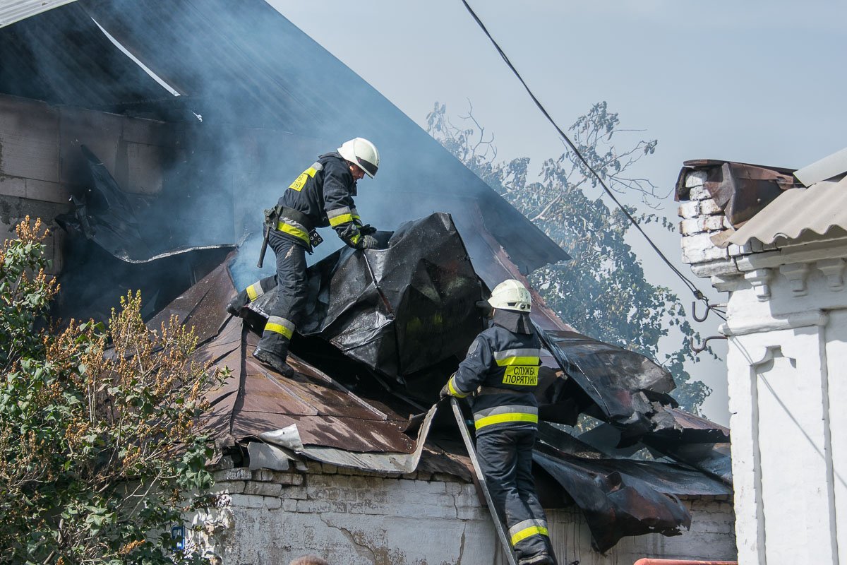 Спасатели снимают сгоревшую кровлю Спасатели снимают сгоревшую кровлю