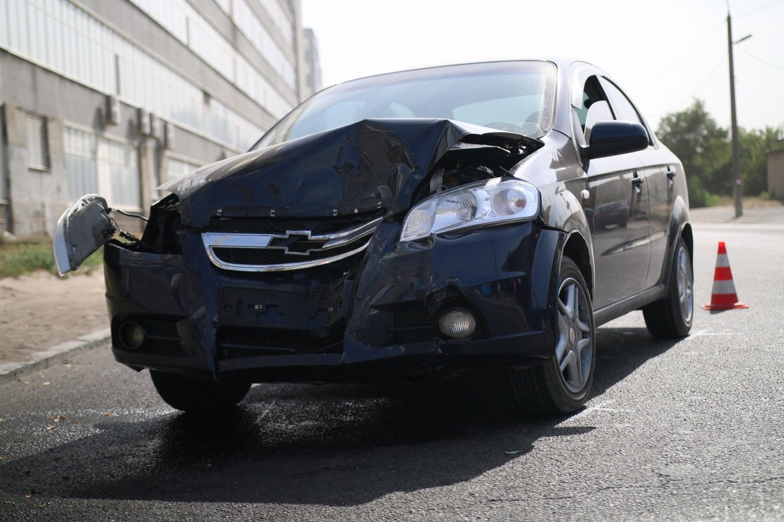 Автомобиль Kia Ceed был припаркован в крайнем правом ряду Автомобиль Kia Ceed был припаркован в крайнем правом ряду