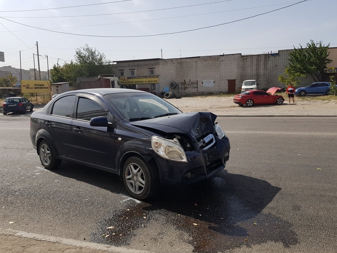 Водитель, тронувшись с места, решил выехать на встречную полосу, пересекая двойную сплошную Водитель, тронувшись с места, решил выехать на встречную полосу, пересекая двойную сплошную