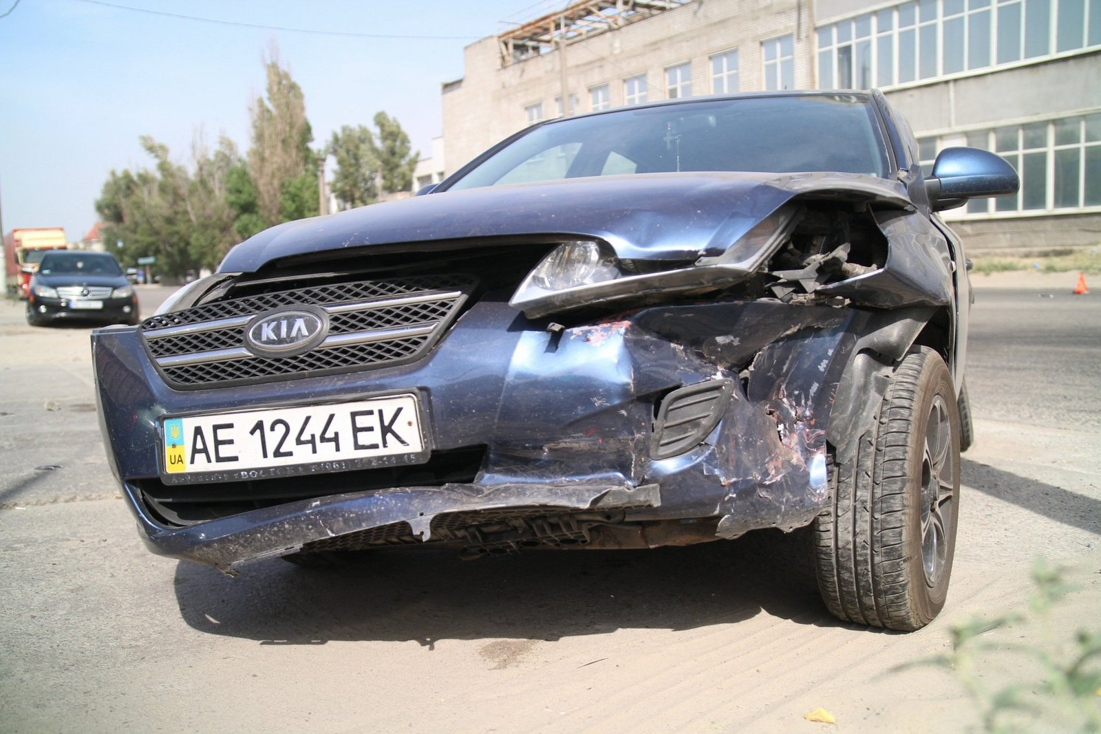 Автомобили убрали с проезжей части, чтобы не мешать проезду Автомобили убрали с проезжей части, чтобы не мешать проезду