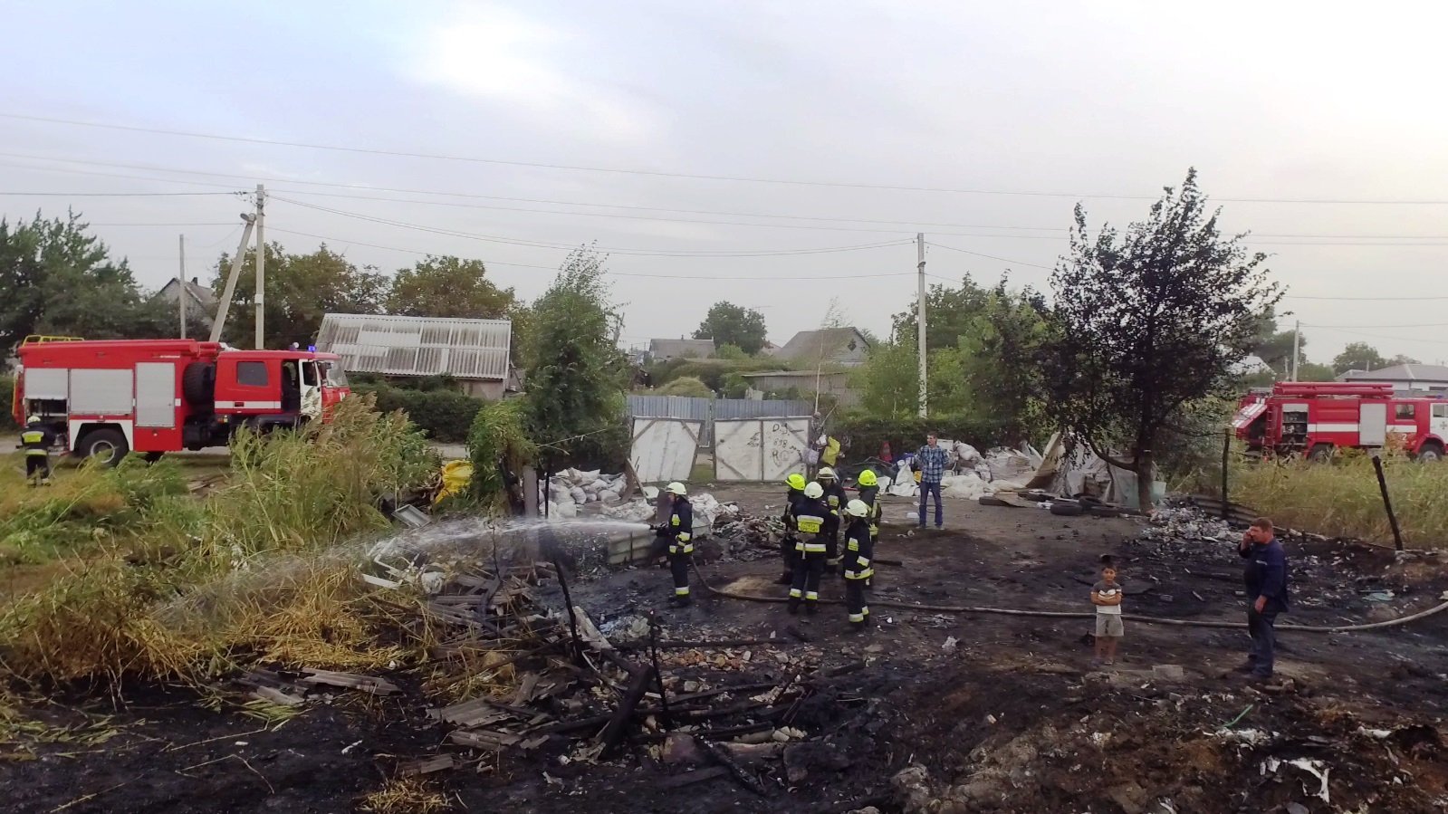 Пожарные расчеты справились за 30 минут и уехали на следующий вызов Пожарные расчеты справились за 30 минут и уехали на следующий вызов