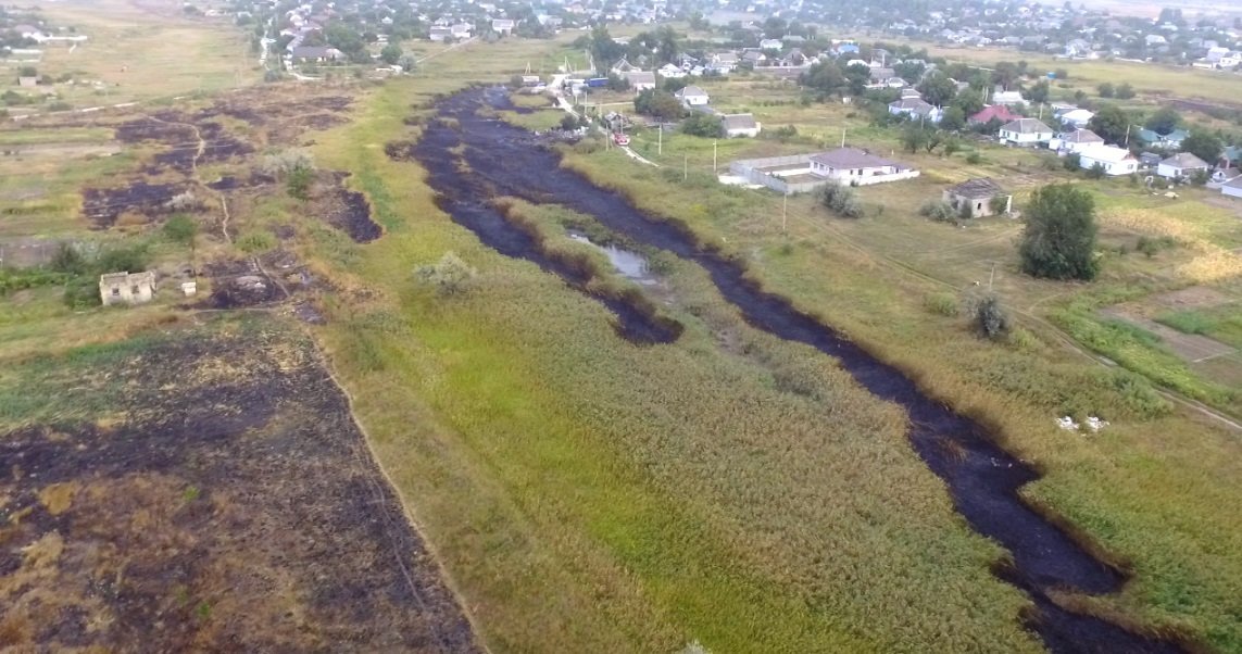 По словам пожарной бригады, площадь возгорания - 2300 квадратных метров По словам пожарной бригады, площадь возгорания - 2300 квадратных метров