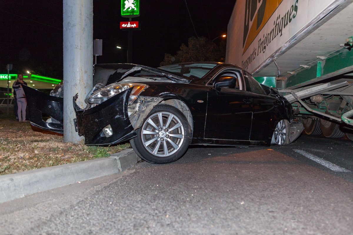 На улице Марии Лисиченко столкнулись грузовик и легковой автомобиль Lexus