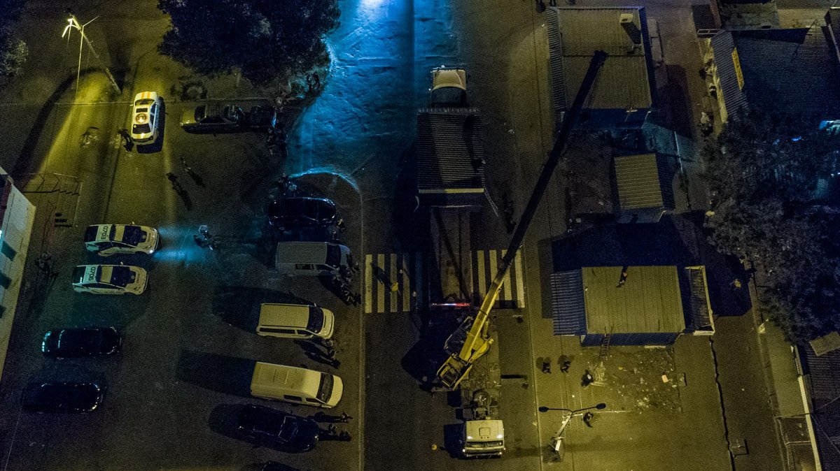 За ночь планируется убрать все киоски, которые стоят вдоль дороги За ночь планируется убрать все киоски, которые стоят вдоль дороги