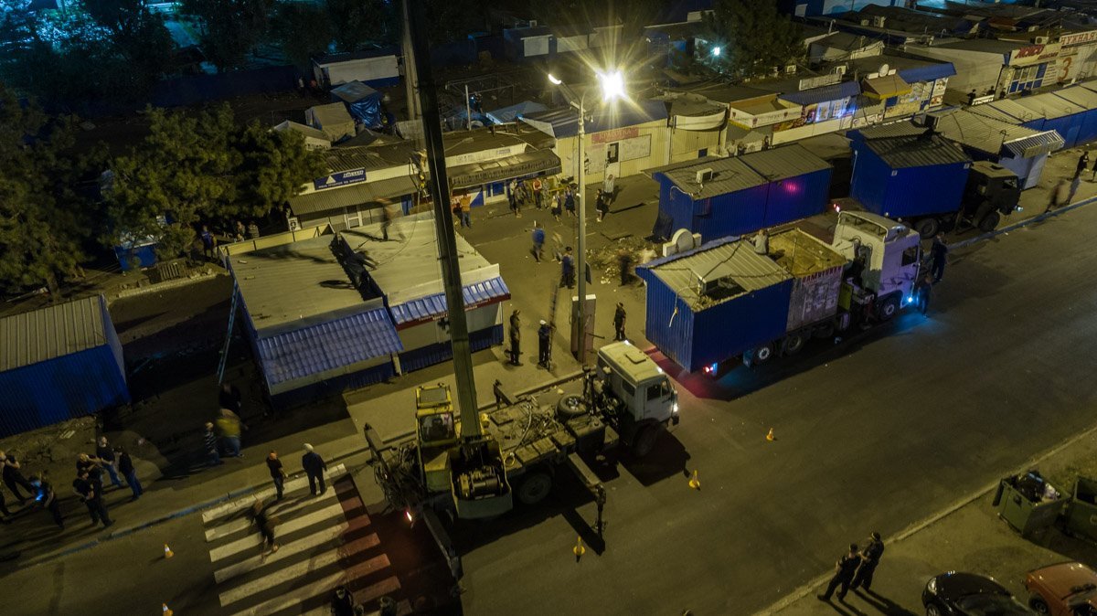 Демонтаж начался около полуночи Демонтаж начался около полуночи