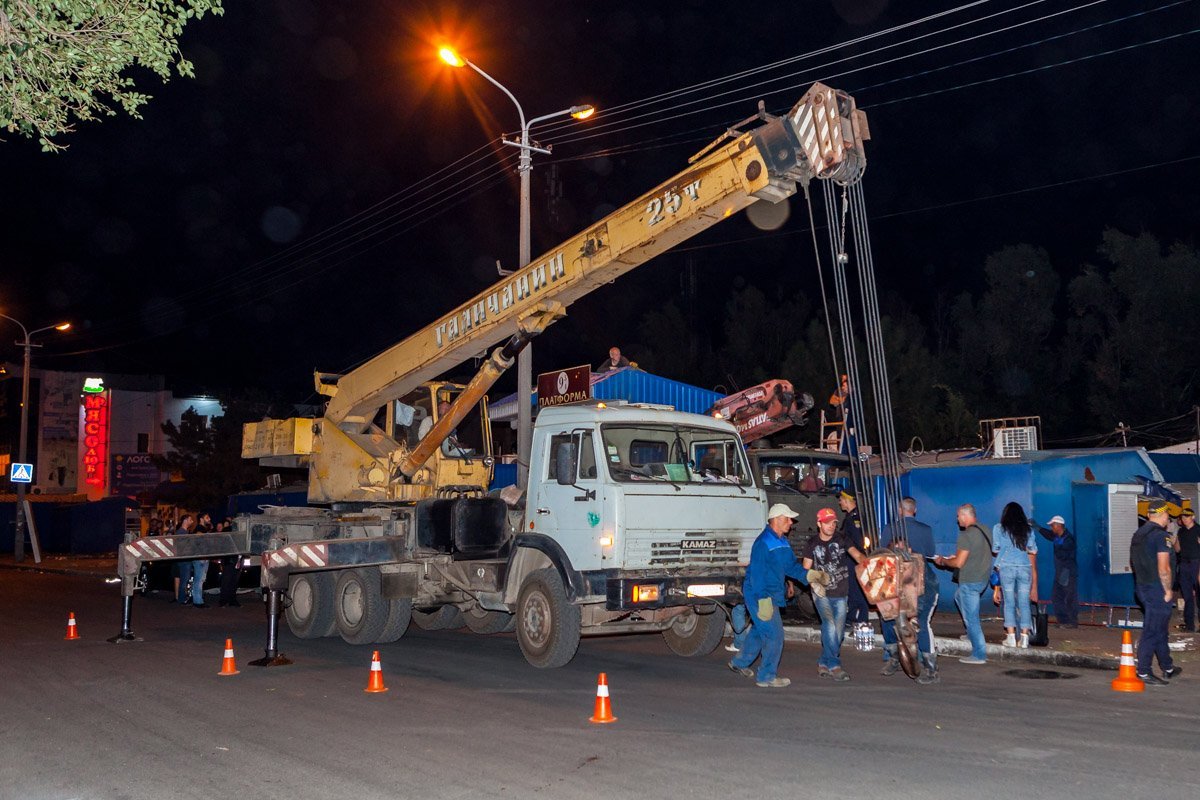 Все киоски коммунальщики с помощью техники забирали и увозили Все киоски коммунальщики с помощью техники забирали и увозили
