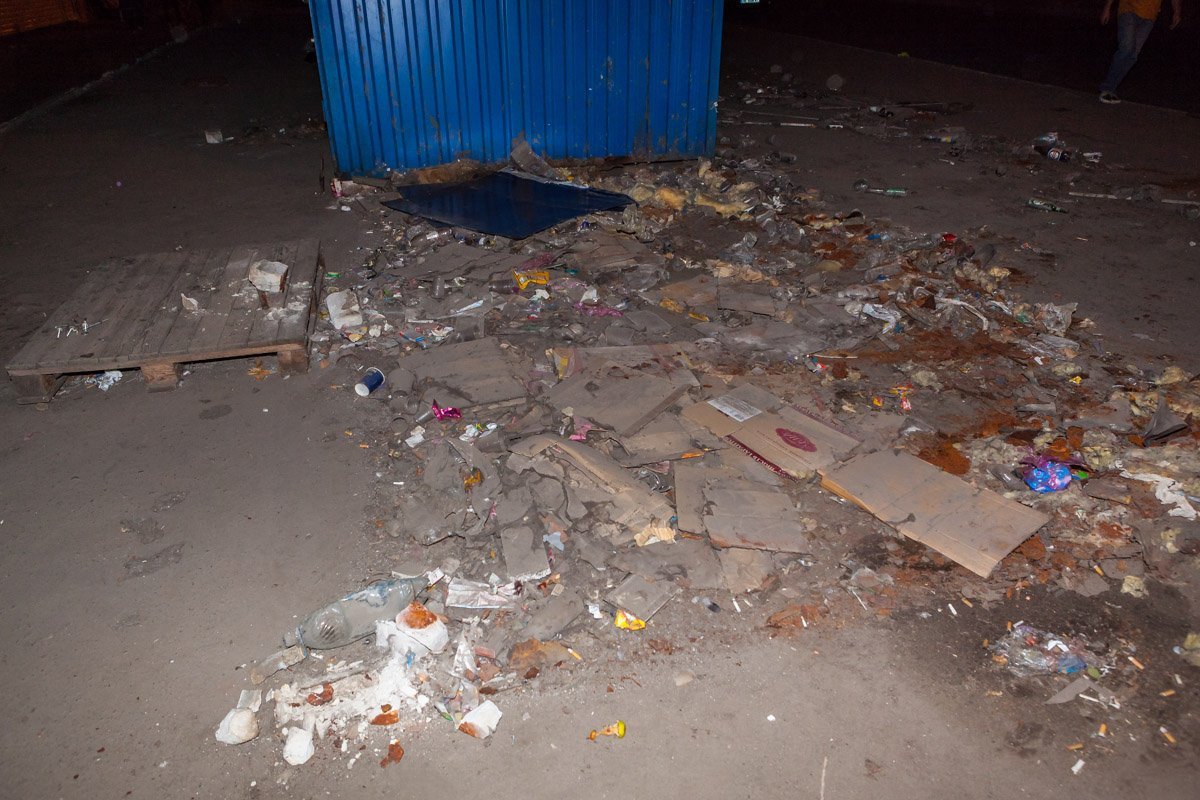 Некоторые магазины собственники забрали раньше и увезли вглубь рынка Некоторые магазины собственники забрали раньше и увезли вглубь рынка