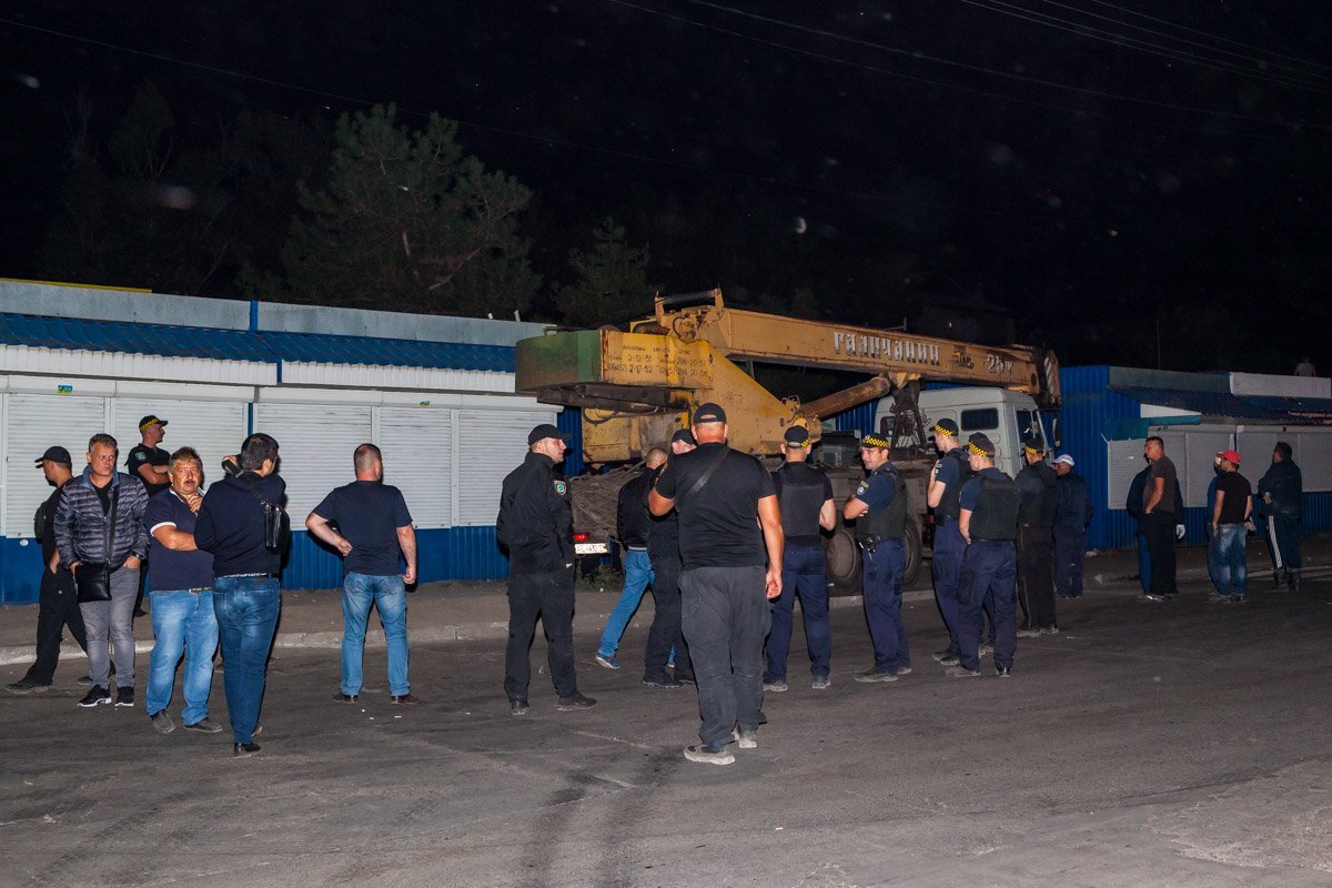 Сотрудники КП «Муниципальная варта» помогают сносить киоски КП «Благоустройство города» Сотрудники КП «Муниципальная варта» помогают сносить киоски КП «Благоустройство города»