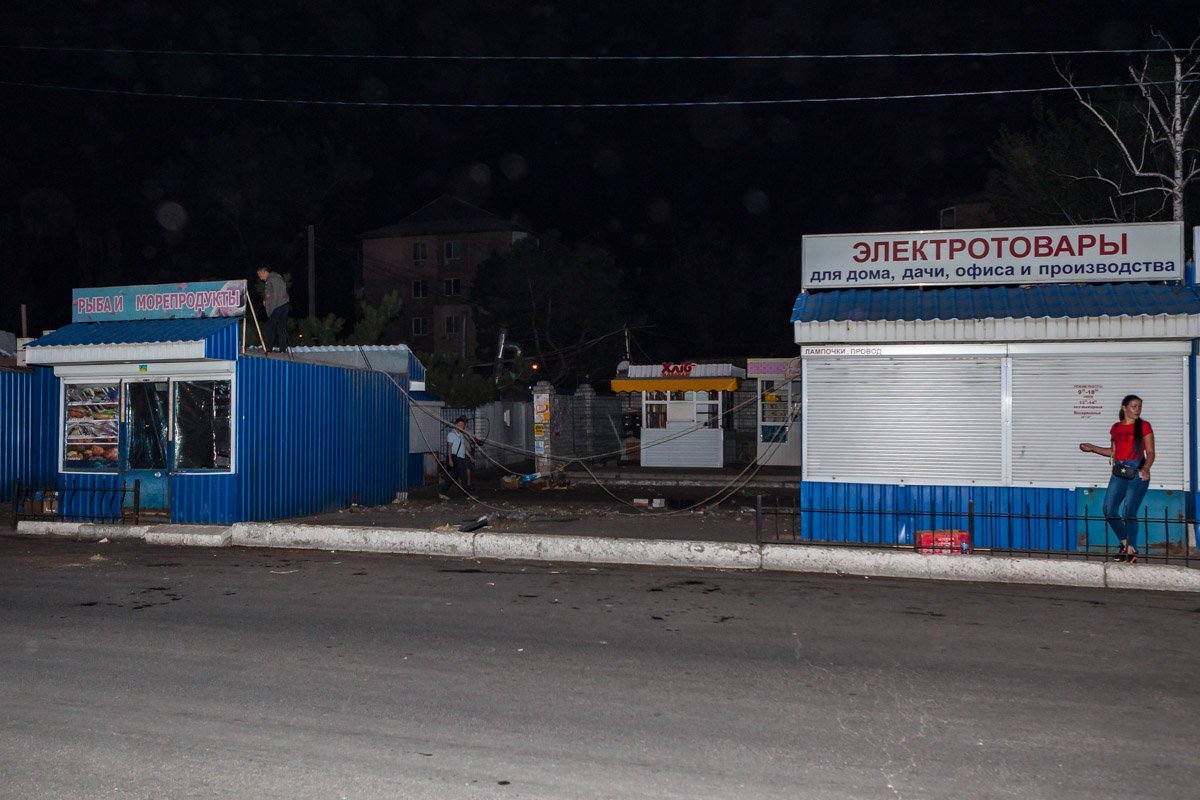 МАФы убирают на участке со стороны проспекта Петра Калнышевского до Калиновой, 8 МАФы убирают на участке со стороны проспекта Петра Калнышевского до Калиновой, 8