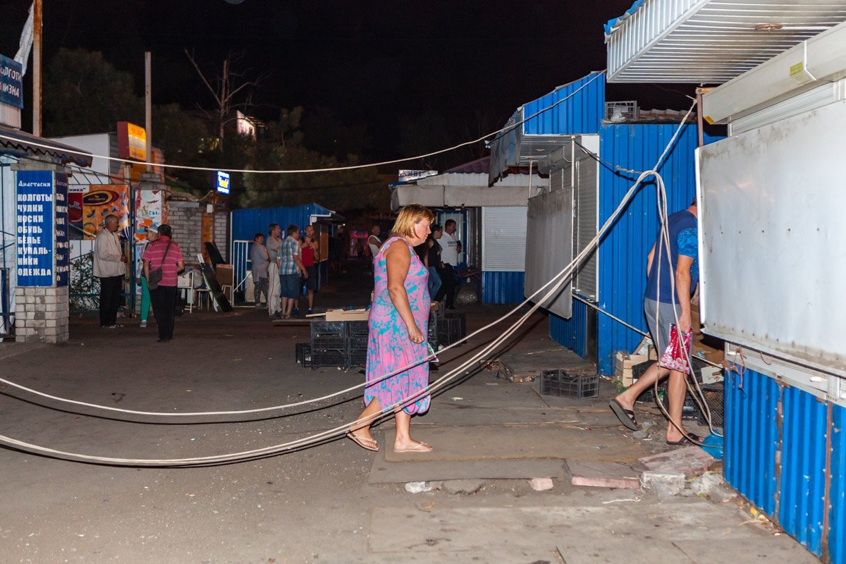 Ночью на рынке было достаточно много людей Ночью на рынке было достаточно много людей