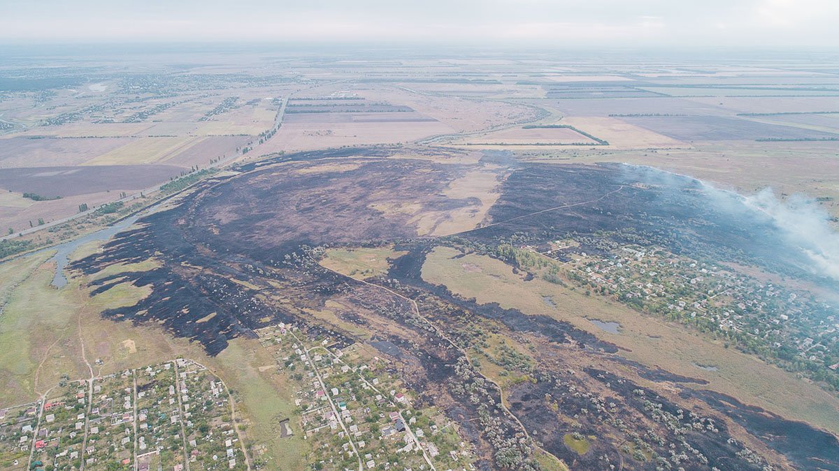 Несмотря на все усилия спасателей, очаги возгорания возникали снова и снова