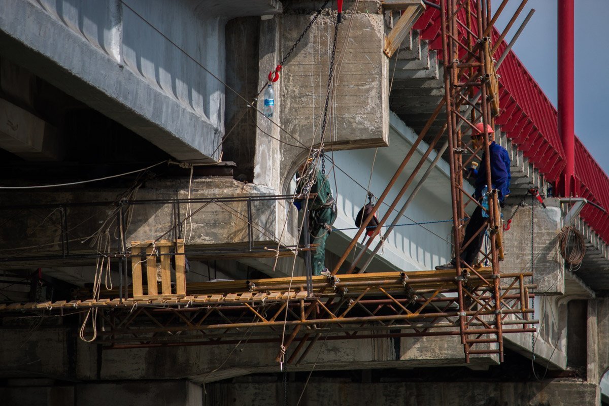 Даже под мостом идут работы