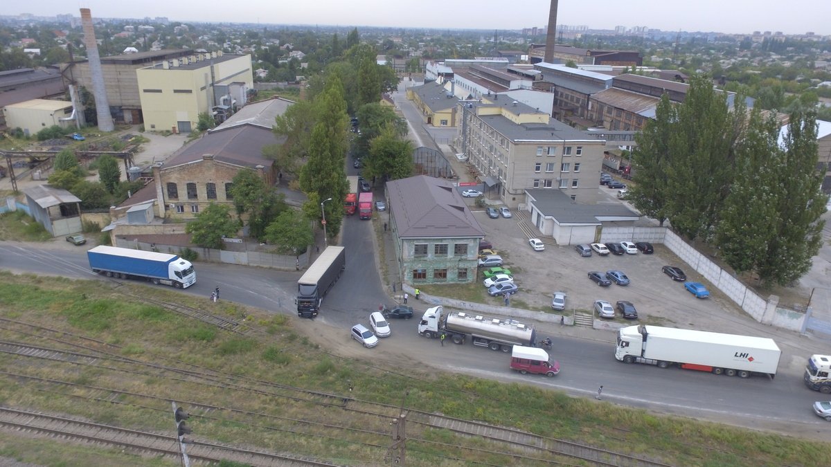 Движение на этом участке дороги затруднено Движение на этом участке дороги затруднено