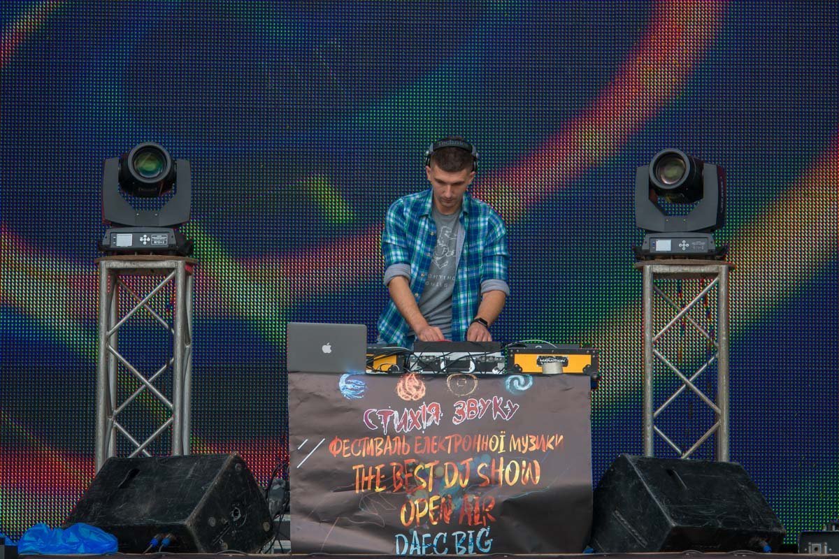 На сцене с 50-ю киловаттами звука с 15:00 начались диджейские выступления