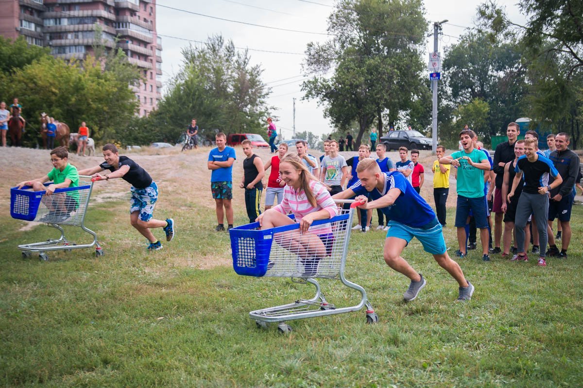 Возле основной сцены между городскими ВУЗами и ПТУ провели несколько развлекательных конкурсов