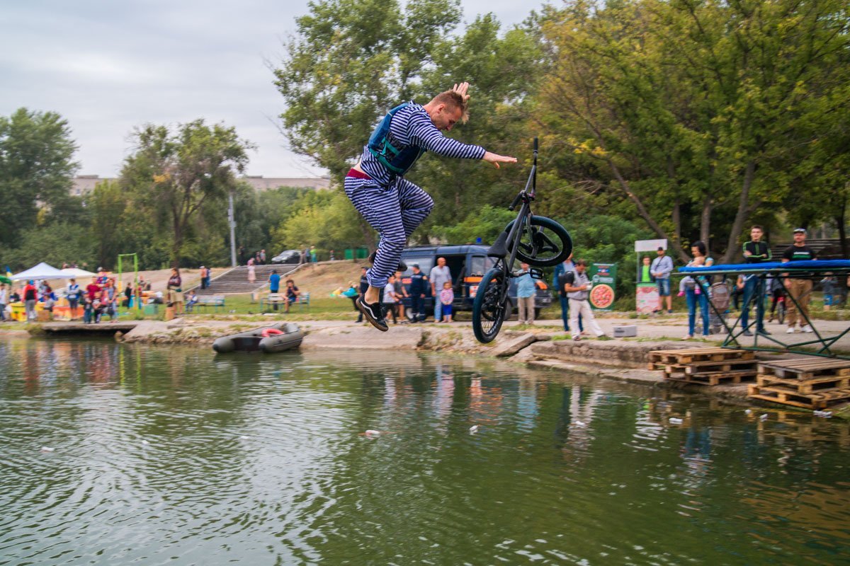 Днепр представили команды B.N.H.R. CREW и Trash Family